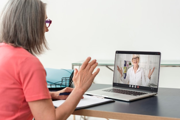 Photo gratuite personnes âgées passant un appel vidéo