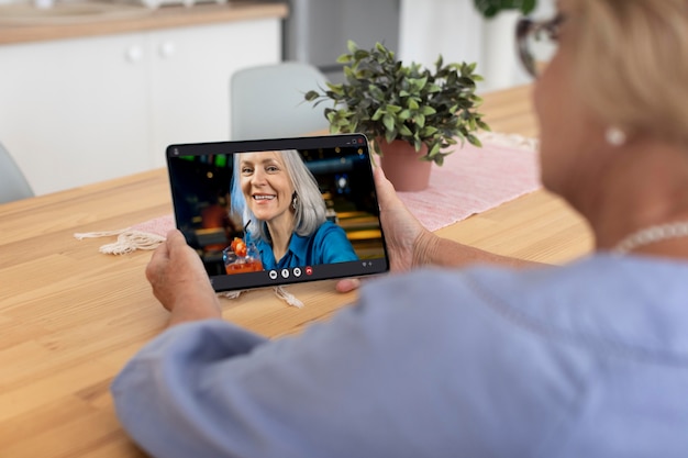 Personnes âgées passant un appel vidéo