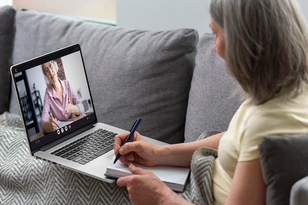 Personnes âgées passant un appel vidéo