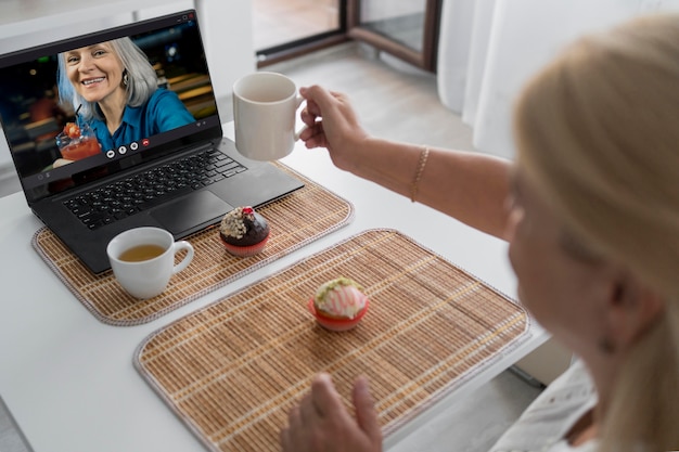 Personnes âgées passant un appel vidéo