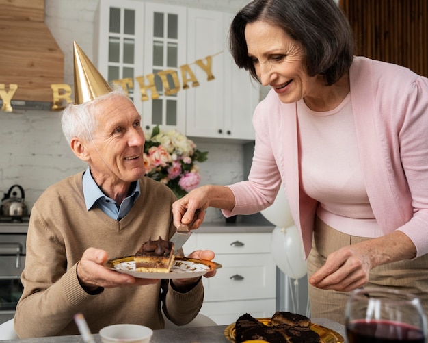 Personnes âgées à plan moyen célébrant leur anniversaire
