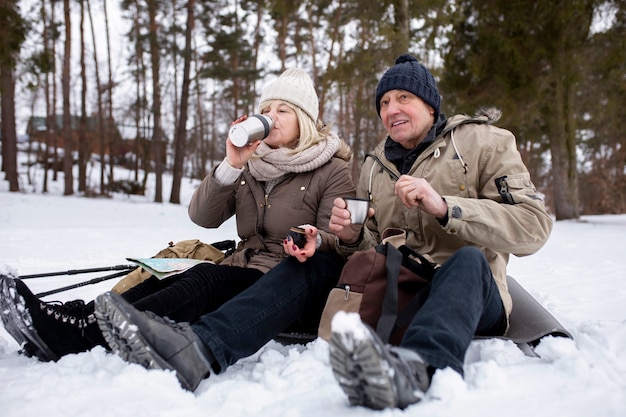 Personnes âgées pleines avec des boissons chaudes