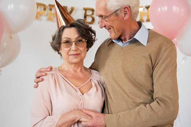 Personnes âgées s'amusant à la fête