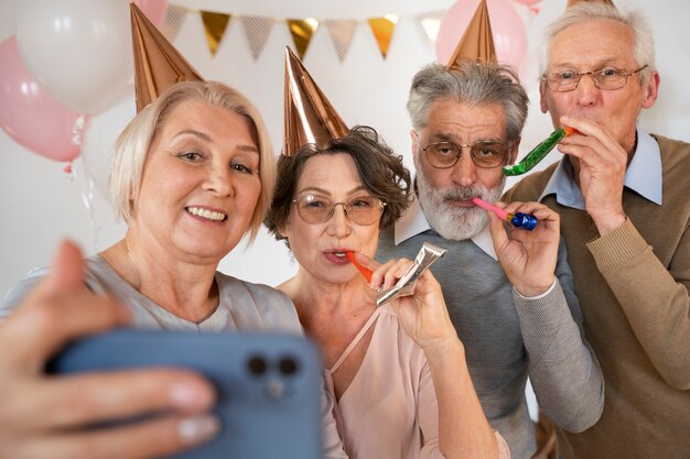 Personnes âgées s'amusant à la fête