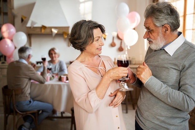 Photo gratuite personnes âgées s'amusant à la fête