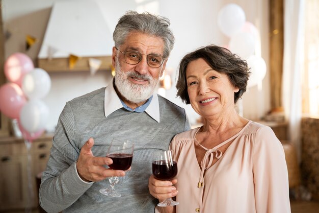 Personnes âgées s'amusant à la fête