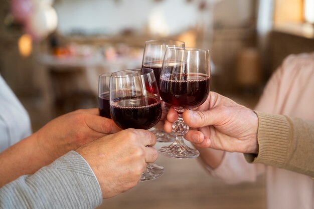 Personnes âgées s'amusant à la fête