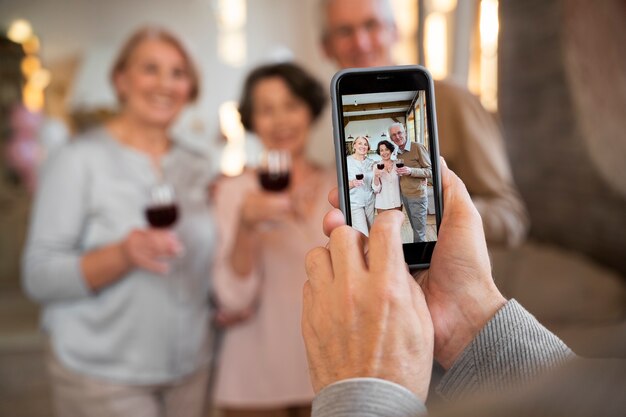 Personnes âgées s'amusant à la fête