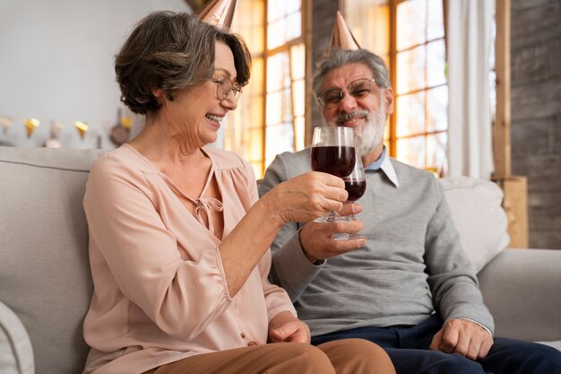 Personnes âgées s'amusant à la fête