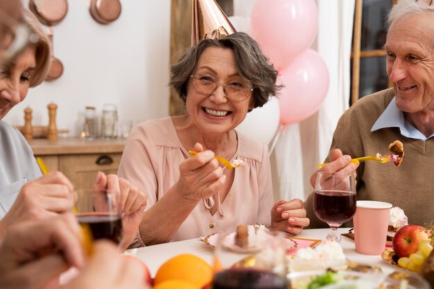 Personnes âgées s'amusant à la fête