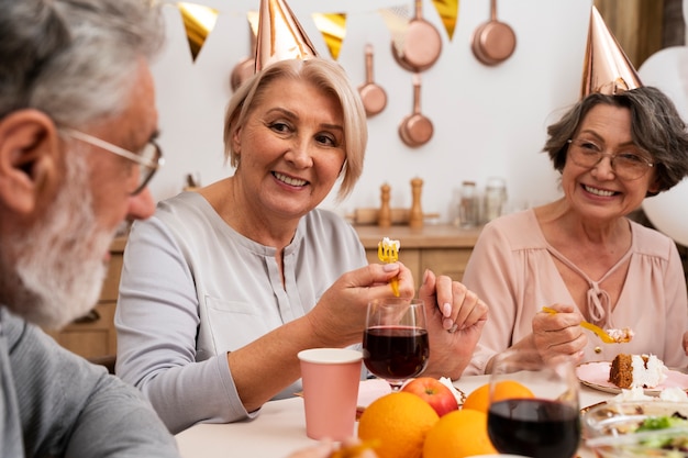 Personnes âgées s'amusant à la fête