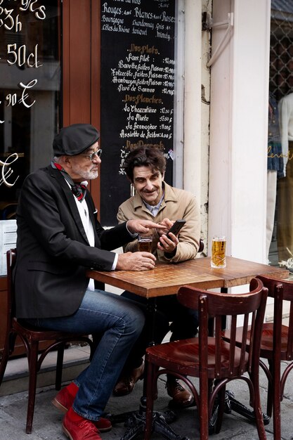 Personnes âgées smiley plein coup au bistro