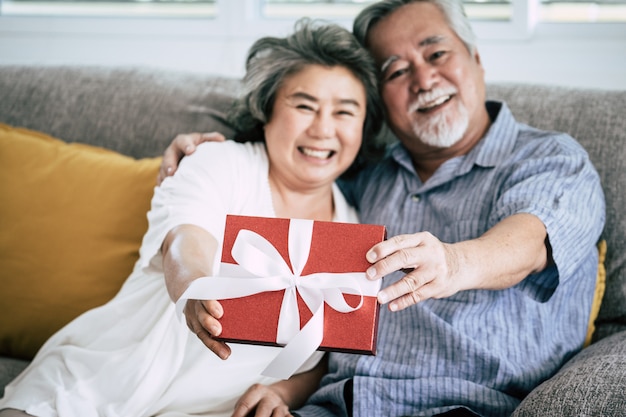 Personnes âgées Surprise et coffret cadeau au salon