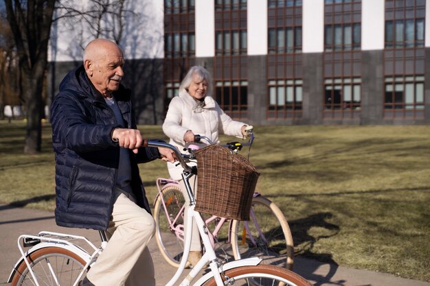 Personnes âgées avec des vélos dans la vue latérale du parc