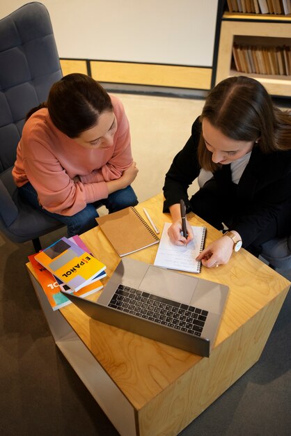 Personnes à angle élevé corrigeant les erreurs de grammaire