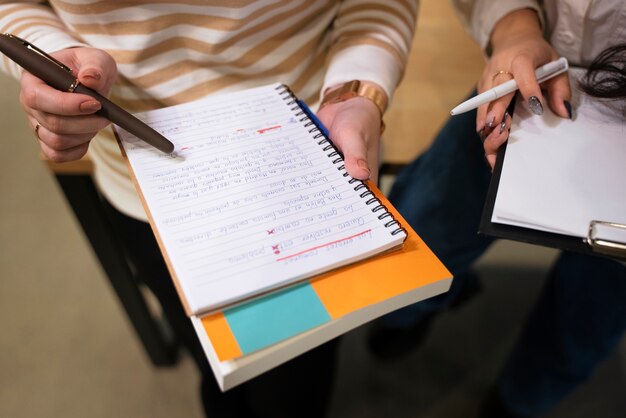 Personnes à angle élevé corrigeant les erreurs de grammaire