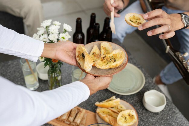 Personnes à angle élevé avec une cuisine délicieuse