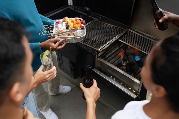 Personnes à angle élevé faisant un barbecue