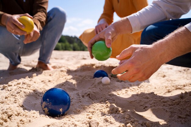 Personnes à angle élevé jouant à un jeu sur la plage