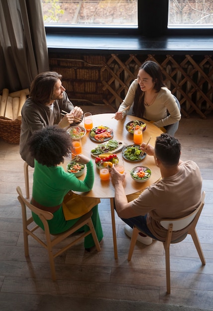 Photo gratuite personnes à angle élevé mangeant des bols de saumon