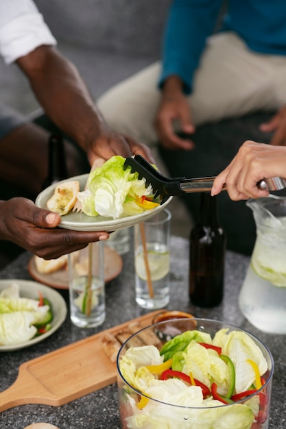 Personnes à angle élevé avec de la nourriture savoureuse