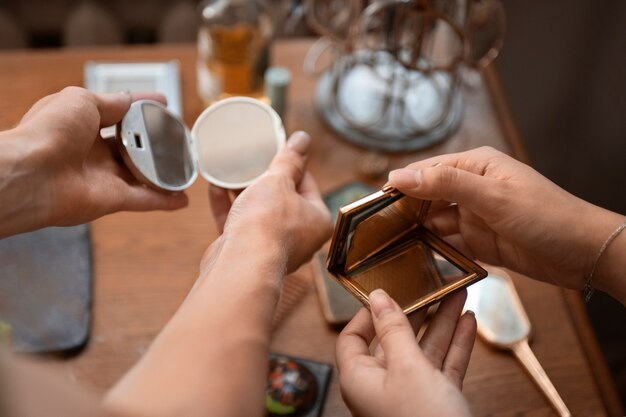 Personnes à angle élevé tenant le maquillage