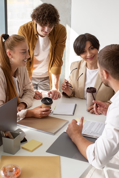 Photo gratuite personnes à angle élevé travaillant au bureau