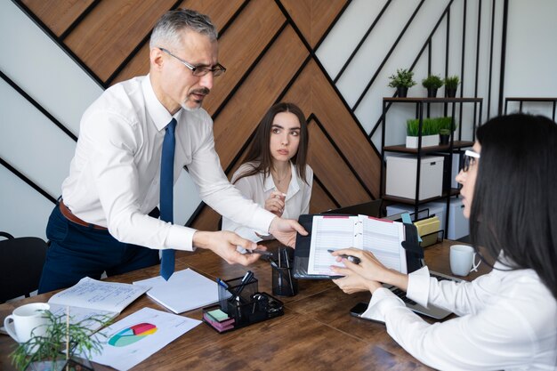 Personnes à angle élevé vérifiant le calendrier