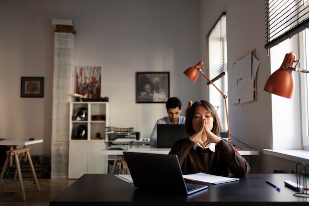 Photo gratuite personnes anxieuses au travail vue de face