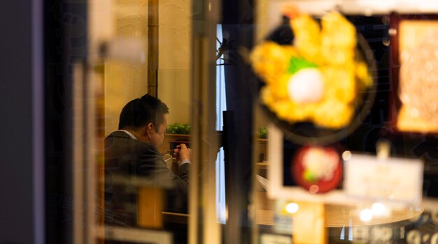 Les personnes appréciant la cuisine japonaise traditionnelle