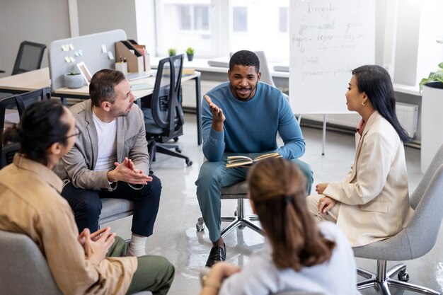 Personnes apprenant la langue plan moyen