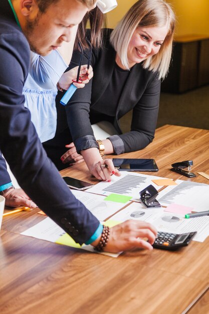 Personnes appuyées dans un bureau debout