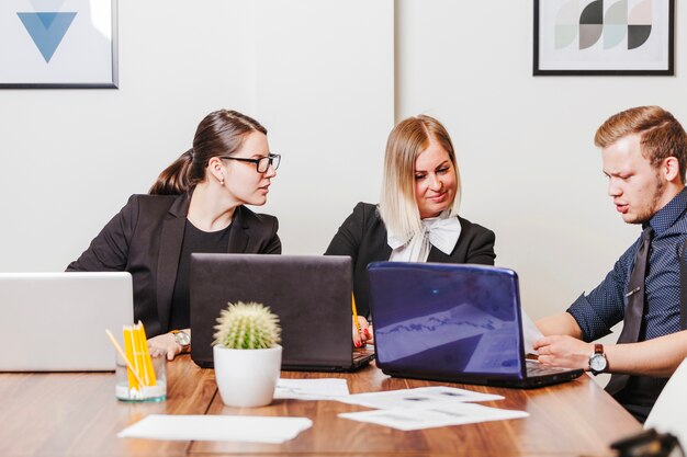 Personnes assises au bureau parlant