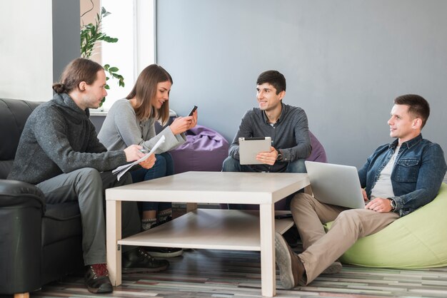 Personnes assises à la table