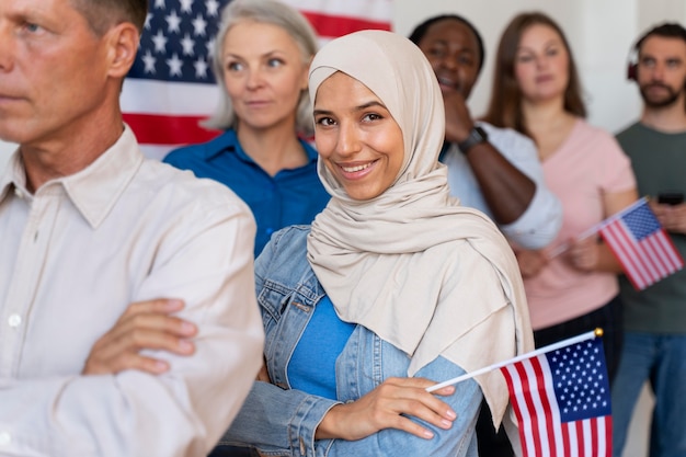 Photo gratuite personnes en attente de s'inscrire pour voter aux états-unis