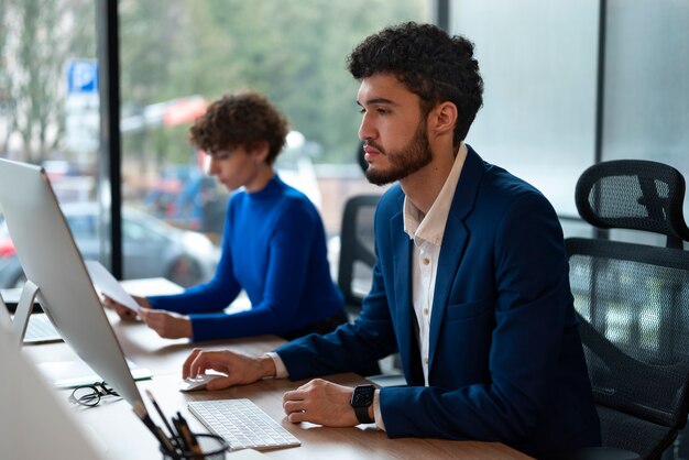 Personnes au bureau analysant et vérifiant les graphiques financiers