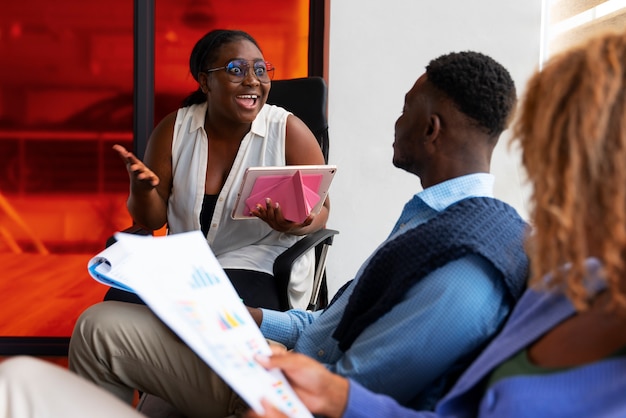 Photo gratuite personnes au bureau pendant une journée de travail