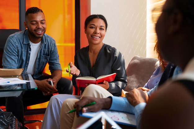 Photo gratuite personnes au bureau pendant une journée de travail