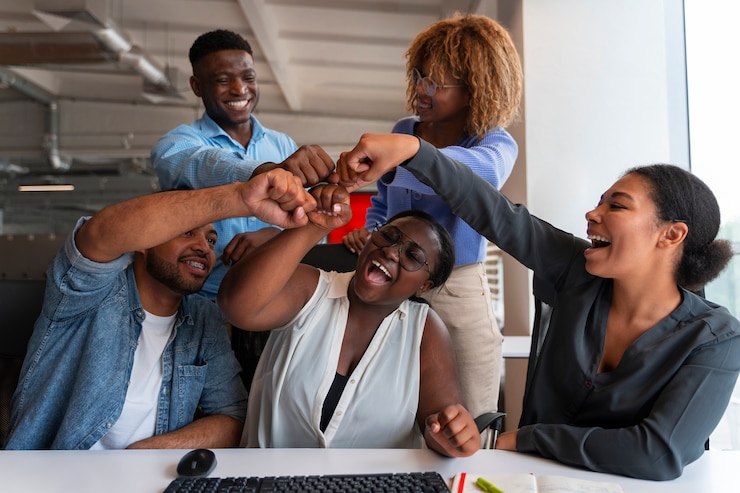 Photo gratuit personnes au bureau pendant une journée de travail