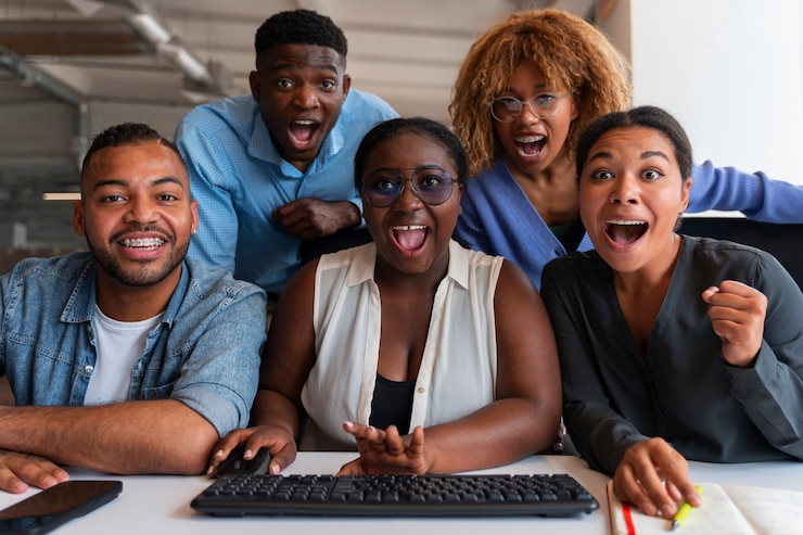Photo gratuit personnes au bureau pendant une journée de travail
