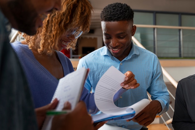 Photo gratuite personnes au bureau pendant une journée de travail