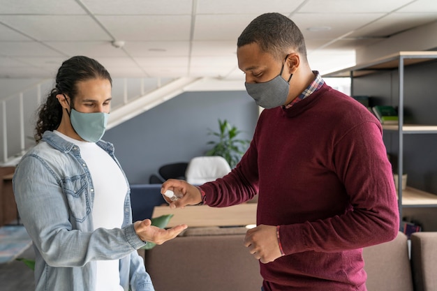 Personnes au travail portant des masques médicaux