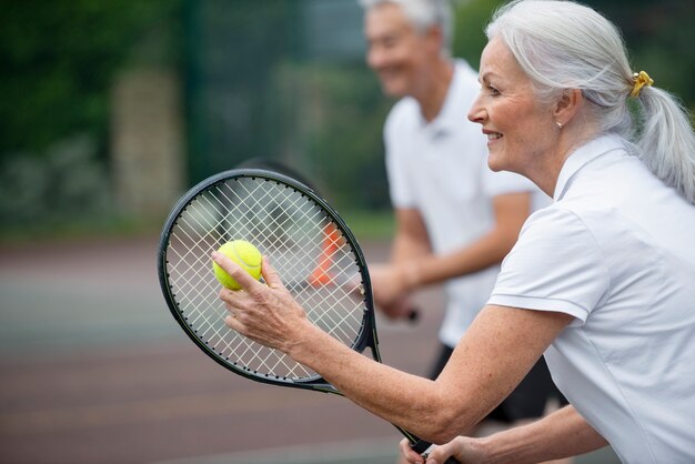 Personnes ayant une activité de retraite heureuse