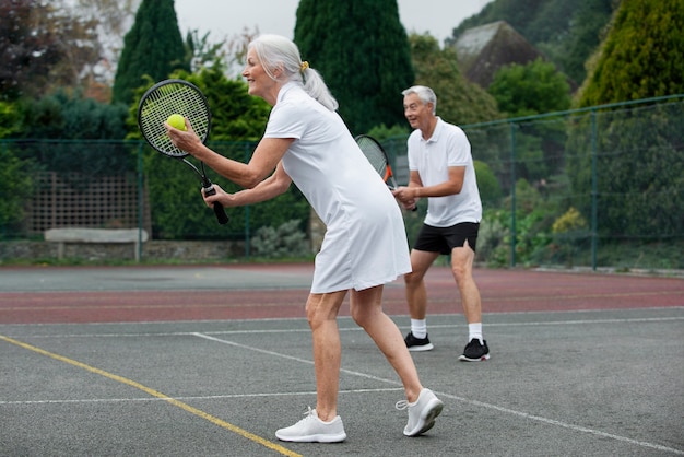 Photo gratuite personnes ayant une activité de retraite heureuse