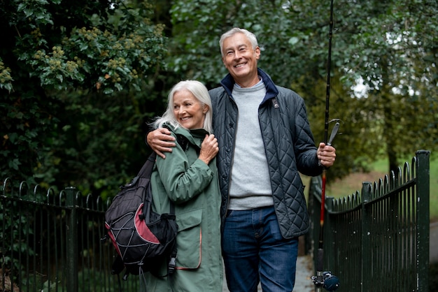 Photo gratuite personnes ayant une activité de retraite heureuse