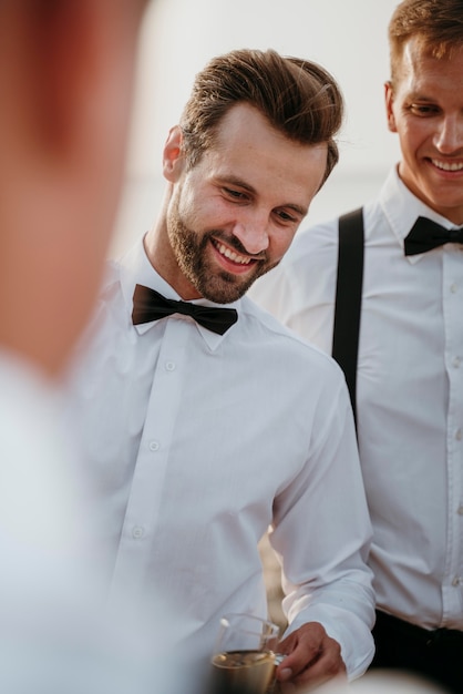 Photo gratuite personnes ayant des boissons lors d'un mariage sur la plage