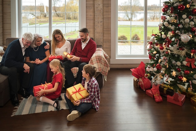 Les personnes bénéficiant d'un rassemblement festif de Noël