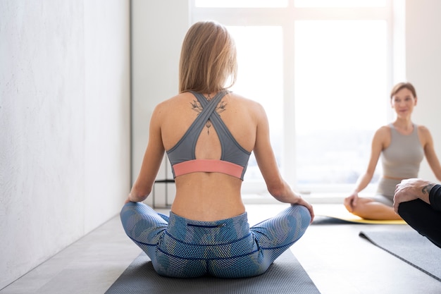 Photo gratuite personnes bénéficiant d'une retraite de yoga