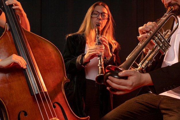 Personnes célébrant ensemble l'événement de la journée du jazz