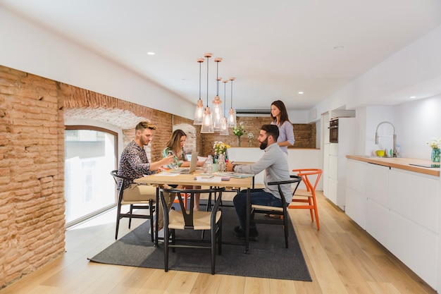 Des personnes confiant travaillent au bureau